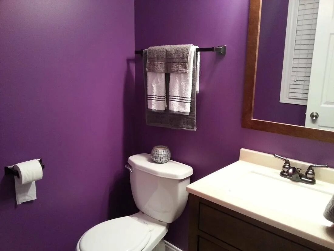 Какой под в туалете. Крашеные стены в туалете. Фиолетовая туалетная комната. Ванная покрашенная краской. Краска в туалете на стенах.