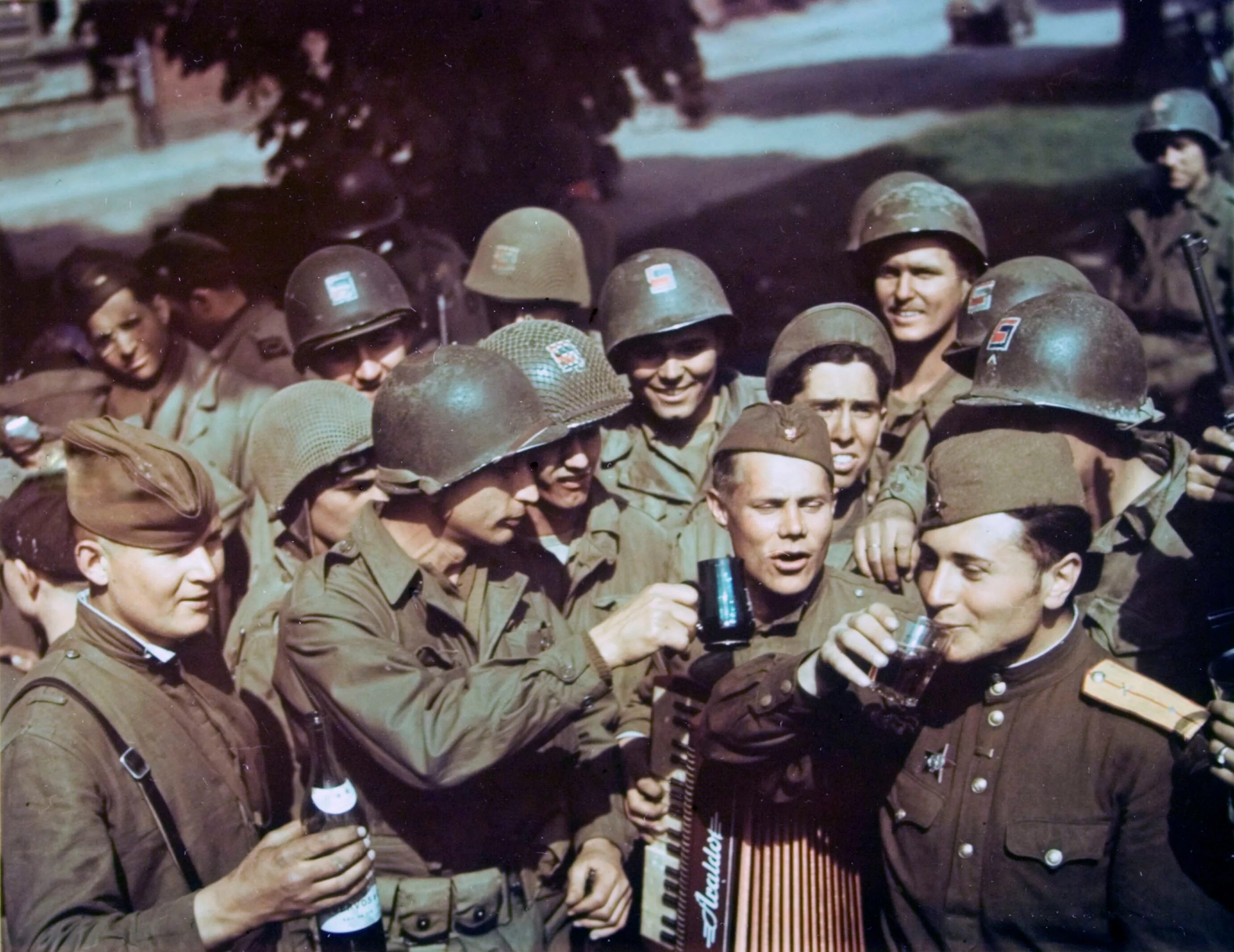 Второй фотографии. Встреча на Эльбе 1945. Великая Отечественная война встреча на Эльбе. Советские и американские солдаты на Эльбе. Вторая мировая война встреча на Эльбе.