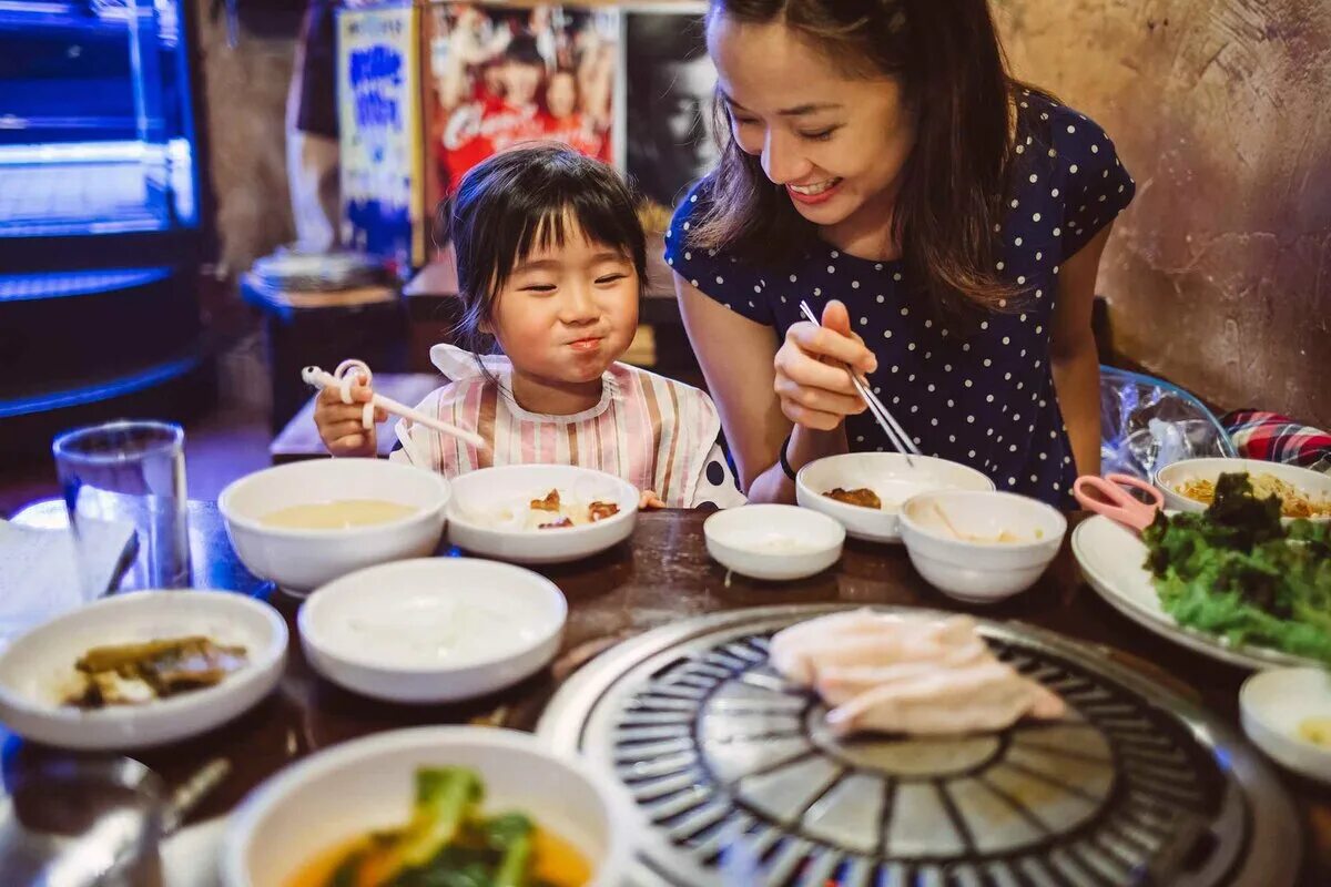 Корейский ужин. Японцы за столом. Кореянка с едой. Японская семья за столом. Трапеза в Японии.