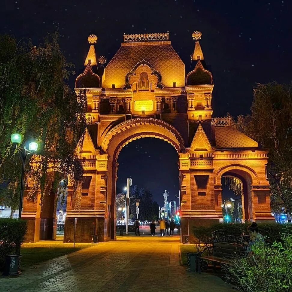 Где красиво в краснодаре. Триумфальная арка Краснодар. Достопримечательности Краснодар арка ночью. Краснодар Триумфальная арка фонтан. Александрийская арка Краснодар.