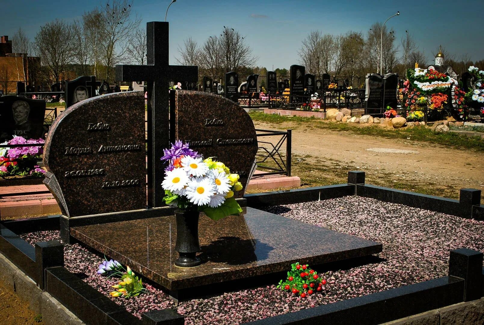 Памятники на могилу фото. Двойные памятники. Памятники на могилу. Памятник на двоих. Двойные памятники на могилу.