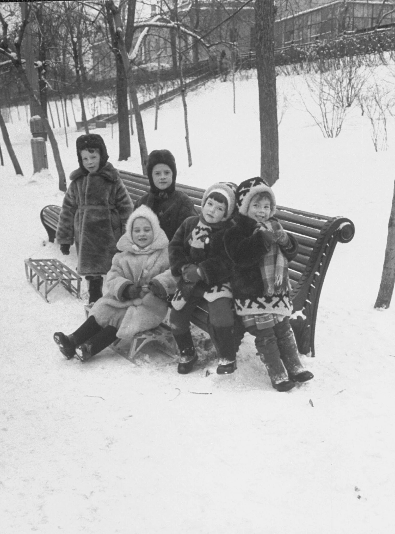 Советские зимние фото. Советские дети зимой. советское детство зимой. советские дети зимой на горке. дети на санках ссср.