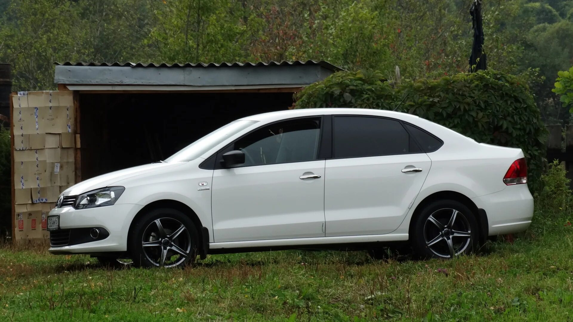 Volkswagen r16. Диски r16 Polo sedan. Поло седан р16. 205/50 R16 поло седан. R16 Polo седан.