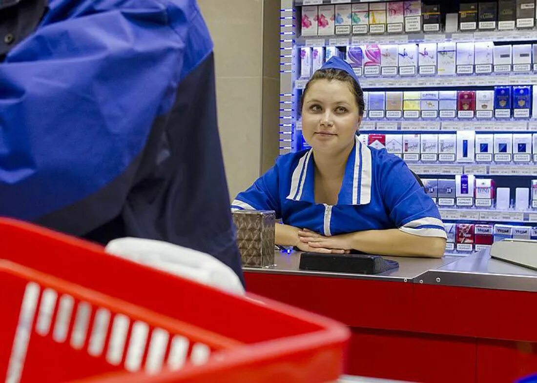 Продавец табачной продукции. Продавщица табачной продукции. продавщица с сигаретой. сигареты супермаркет. продавец сигарет.
