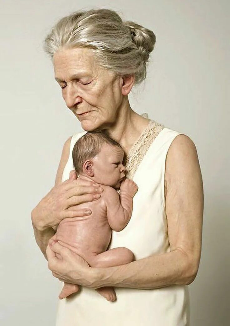 Бабушка с малышом. Пожилой младенец. Красивая старость.