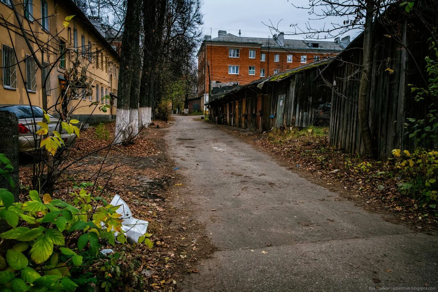 Задворки. Задворки. На задворках жизни. Задворки картинки. Задворки.
