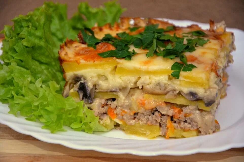 Фарш картошка грибы сыр в духовке. Картофельная запеканка с фаршем лазерсон. картофельная запеканка с грибами. запеканка с фаршем и грибами. картофельная запеканка с фаршем слоеная.