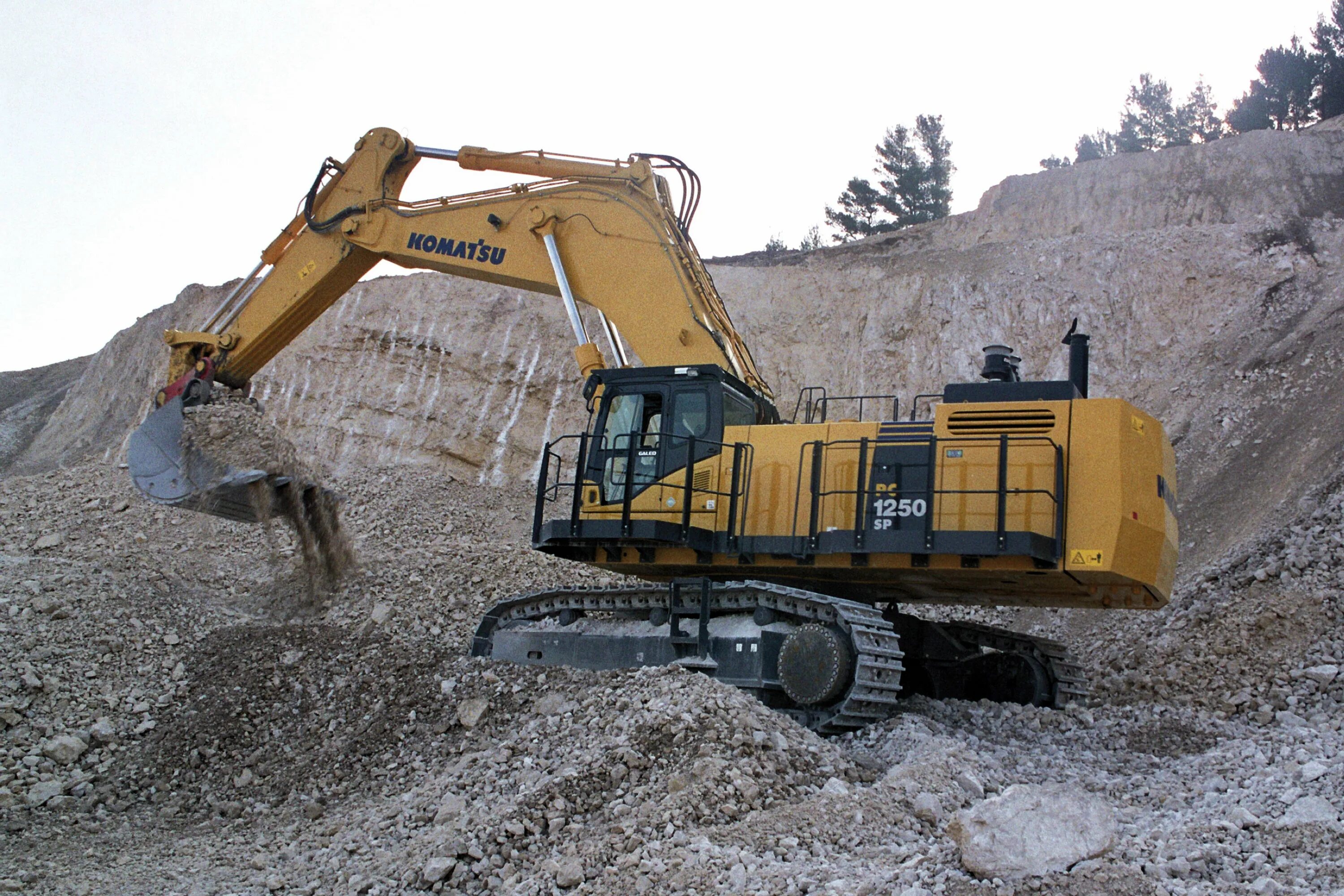 Экскаваторы комацу характеристики. Экскаватор Komatsu pc1250. Экскаватор Коматсу 1250. Экскаватор Komatsu PC 1250-7. Komatsu pc1250sp-8.