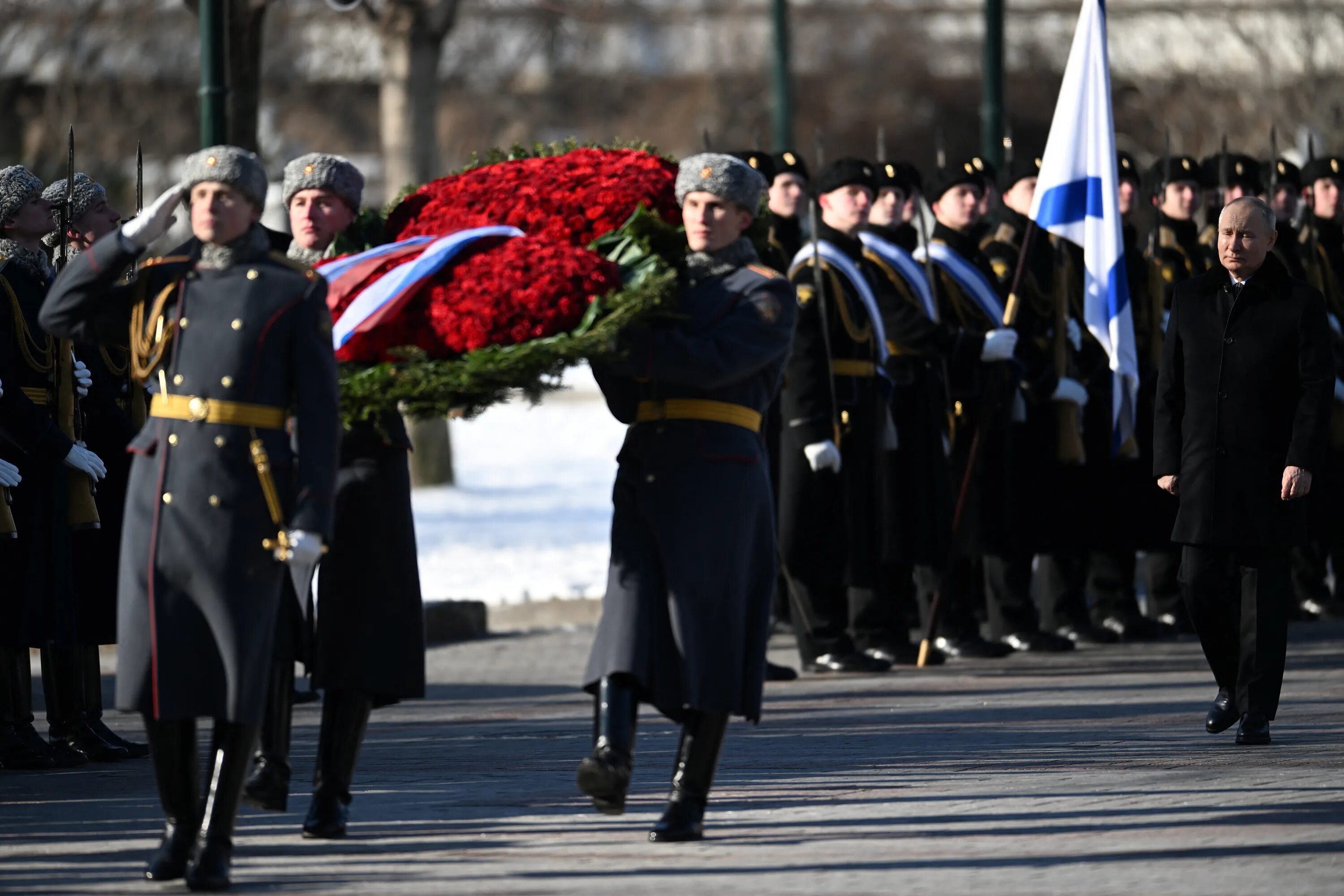 Возложение венков 23 февраля. Возложение венков в Александровском саду. Возложение венков на 23 февраля 2023. Возложение венков к могиле неизвестного солдата. Что будет 23 февраля в москве