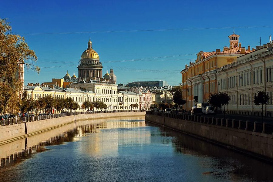 Санкт-петербург рассвет исаковский. Солнце в петербурге сегодня. Санкт-петербург утро. Солнце в петербурге сегодня. Зимняя радуга солнечное гало.