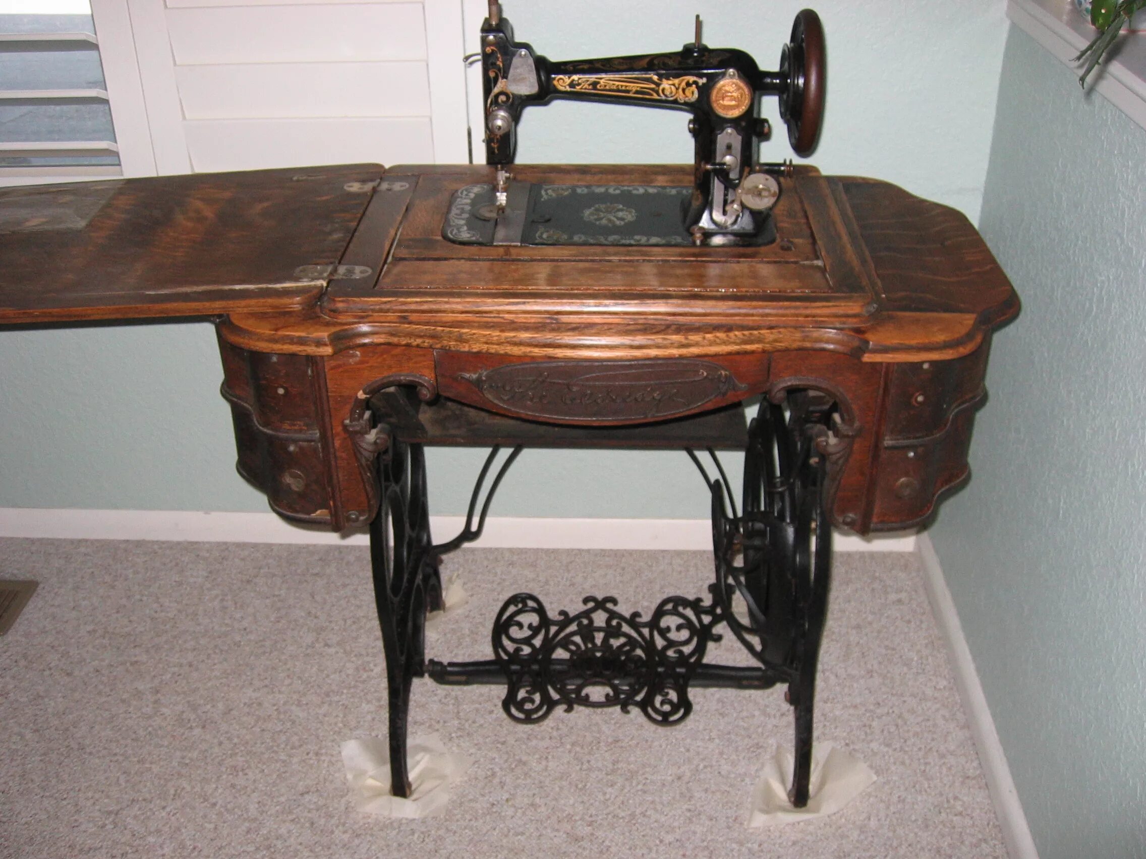 Ноги швейной машинки. Машинка Зингер 1886. Зингер швейная машинка 1902н. Машинка Зингер ножная. Зингер 18-2 швейная машинка.