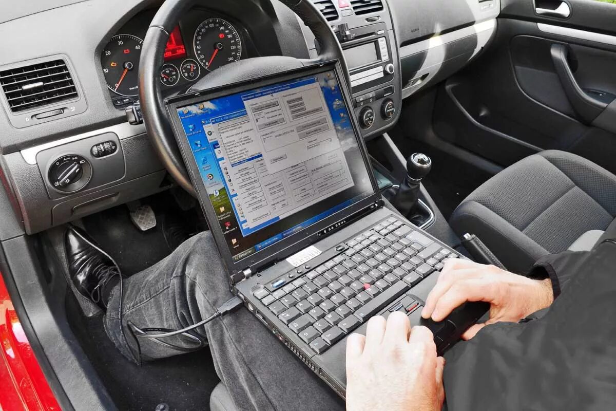 Диагностика автомобиля с помощью ноутбука. Компьютерная диагностика машины. Комп диагностика автомобиля. Диагностика автомобиля с помощью ноутбука. Компютерная диагностика.