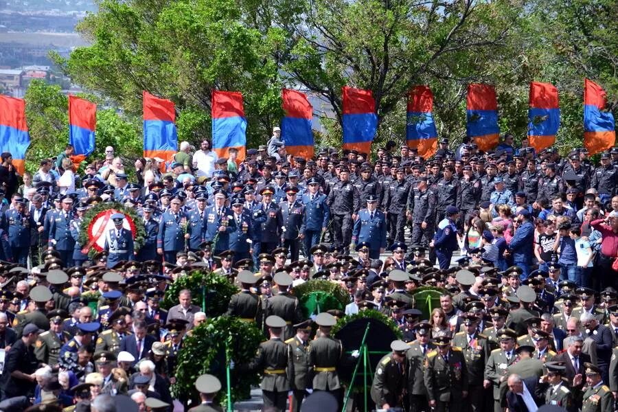 Какой сегодня армения. 9 Мая Армения. Ереван 9 мая. С днём Победы 9 мая Армения. Праздник 9 мая в Армении.