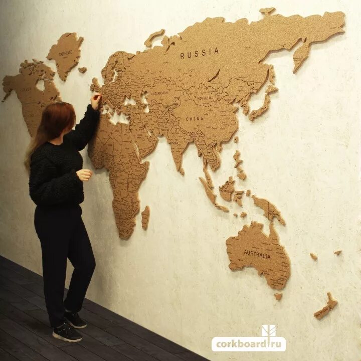 пробковая карта мира. пробковое дерево на стену. карта мира из пробки. карта из пробкового дерева. пробковая карта мира на стену.