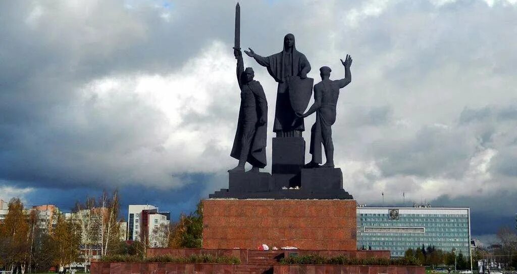 Скульптура пермяк соленые уши. Памятник граля пермь. Пермская памятники скульптура. Известные памятники перми. Памятник пермяк соленые уши пермь.