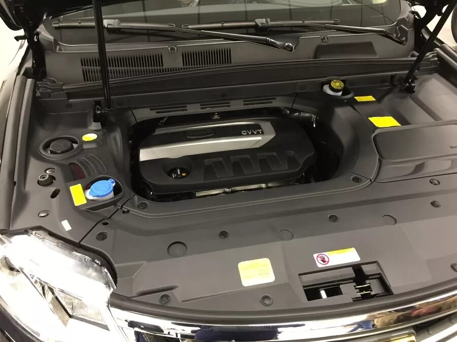 Как снять аккумулятор geely atlas. Geely atlas моторный отсек. джили атлас 2015 2.4 акб. аккумуляторный отсек джили атлас. джили атлас двигатель.