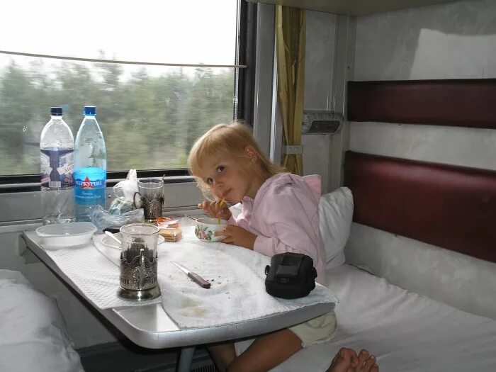 Поездка на поезде с детьми. Путешествие с детьми на поезде. Дети в купе поезда. Грудничок в поезде.