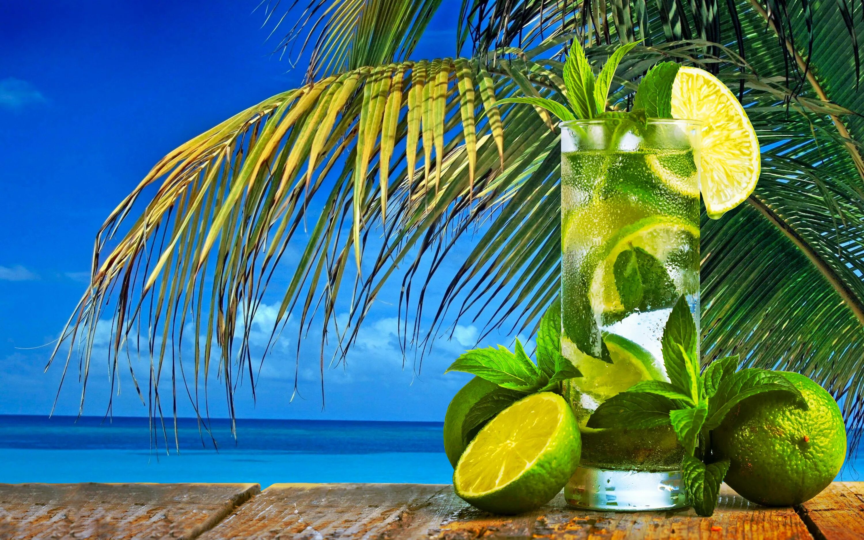 Мохито солнце. Тропическое море. Море пляж. Коктейль на пляже. Тропический коктейль.