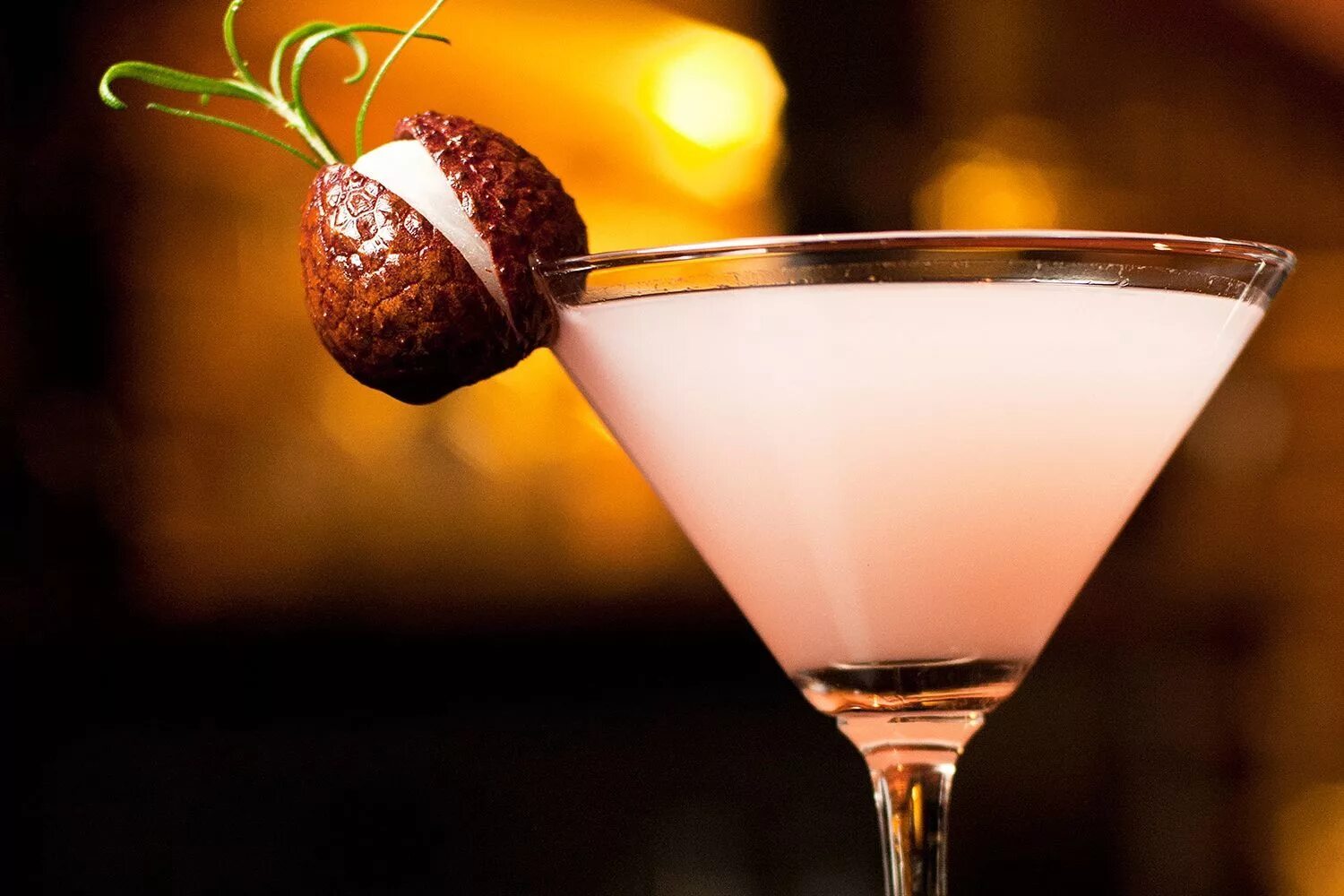 Lychee Martini коктейль. Личи мартини коктейль. Коктейль с личи. Необычная подача коктейлей. Ликер текила коктейль