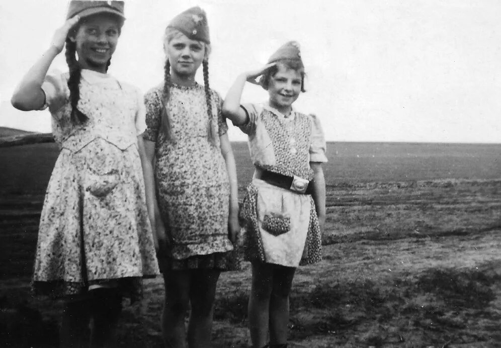 Amanda linz prussica imperatrix анна нодфорд. Красивые немки. Елена дрейден бункер 2004. Триумф воли гитлерюгенд. Сестры гитлерюгенда.