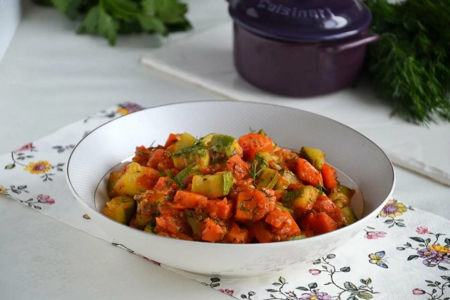 Кабачки тушеные с томатами. Рагу с овощами. Овощное рагу с кабачками и баклажанами. Рагу из баклажанов. Овощное рагу из кабачков и баклажанов.