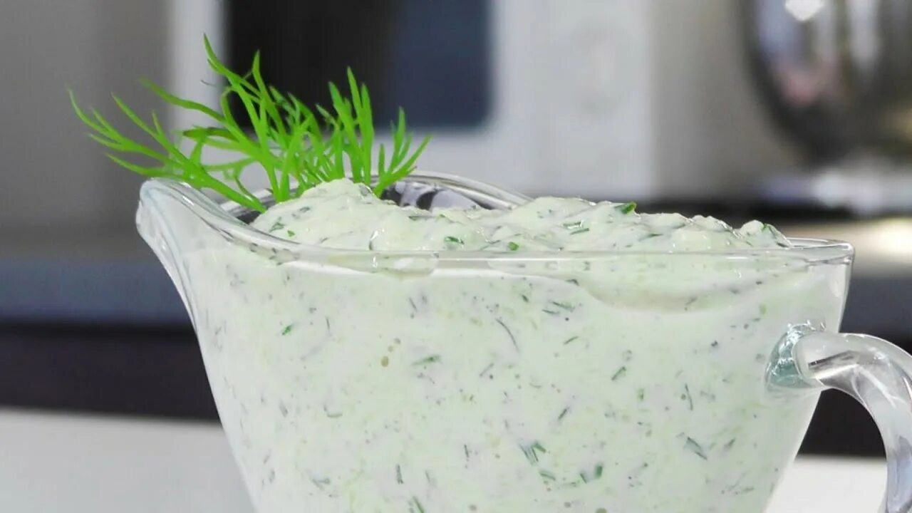 Домашний соус с зеленью. Огуречный соус. чесночный соус с зеленью. соус тартар. соус с укропом.