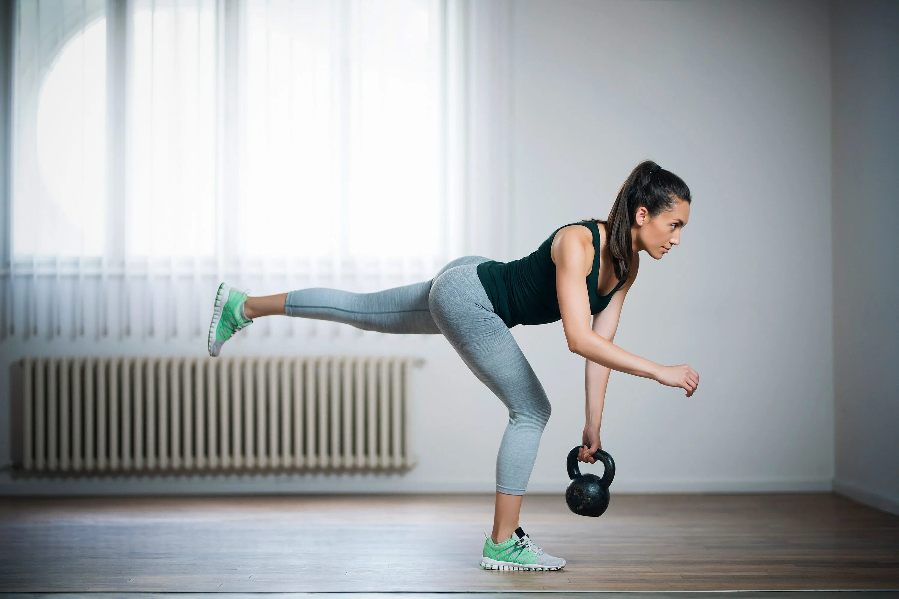Женщина занимается спортом. Домашний фитнес. Румынская тяга на 1 ноге. Lower body тренировка.