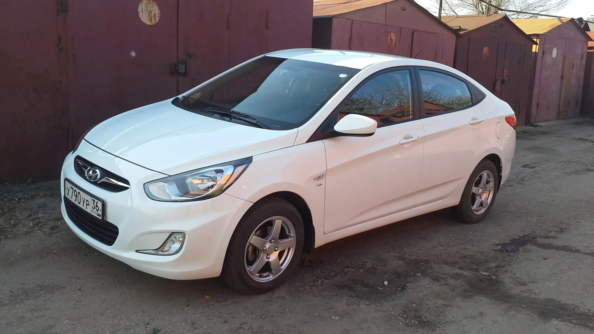 Hyundai Solaris 2012 золотистый. Hyundai Solaris r15. Solaris 2012 r15. Диски Hyundai Solaris r15. Хендай солярис купить московская