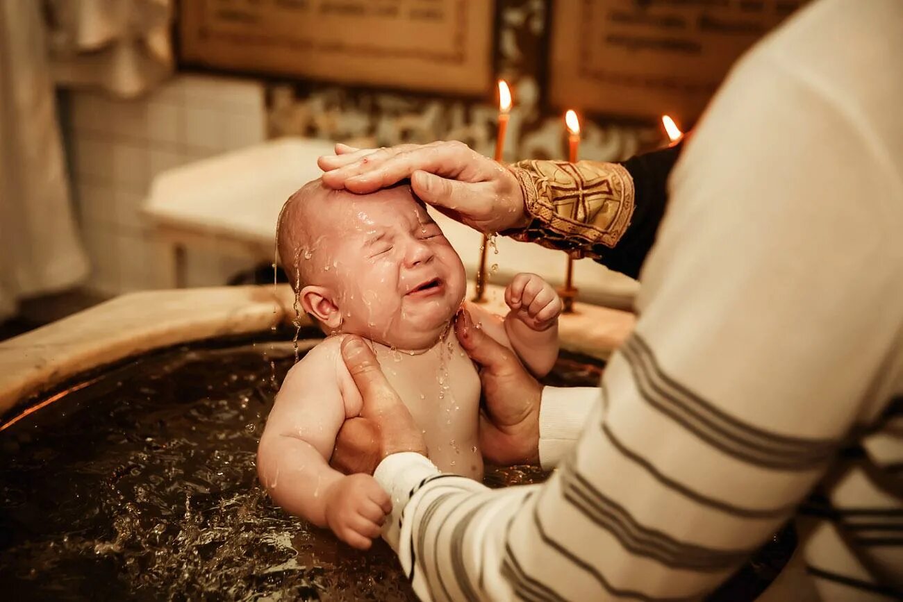 Купание ребенка в церкви. Крещение детей в церкви. Таинство крещения Переделкино. Крещение в Переделкино 2022. После крещения младенца