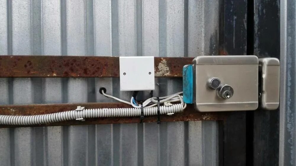 установка электрозамка на калитку. замок на калитку dc12v. замок от 2108 на калитку. электромеханический замок на калитку alutech. установка электрозамка на калитку.