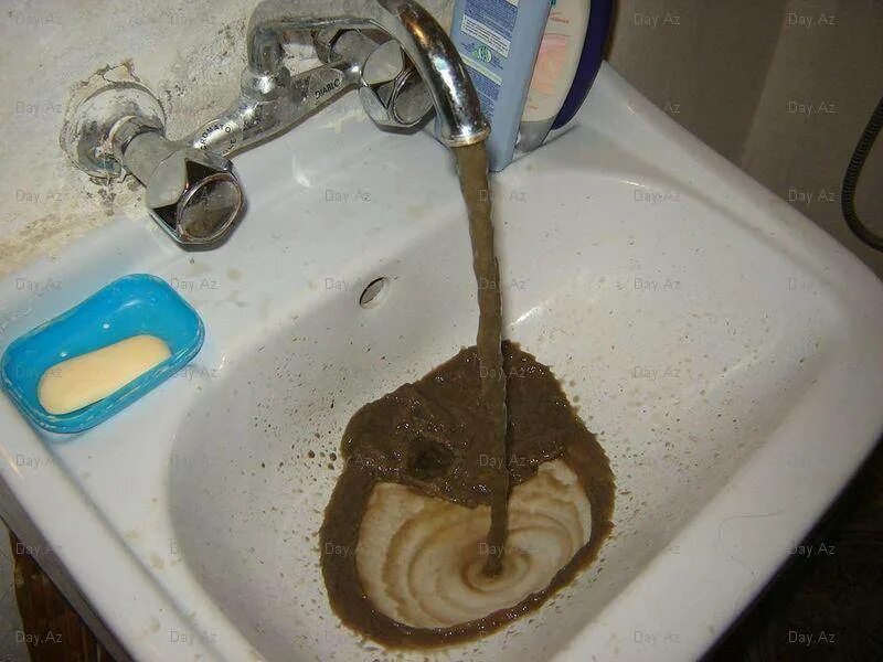 Почему вода из ванны вытекает. Грязная вода из крана. грязная вода из раковины. раковина с водой. кран с грязной водой.