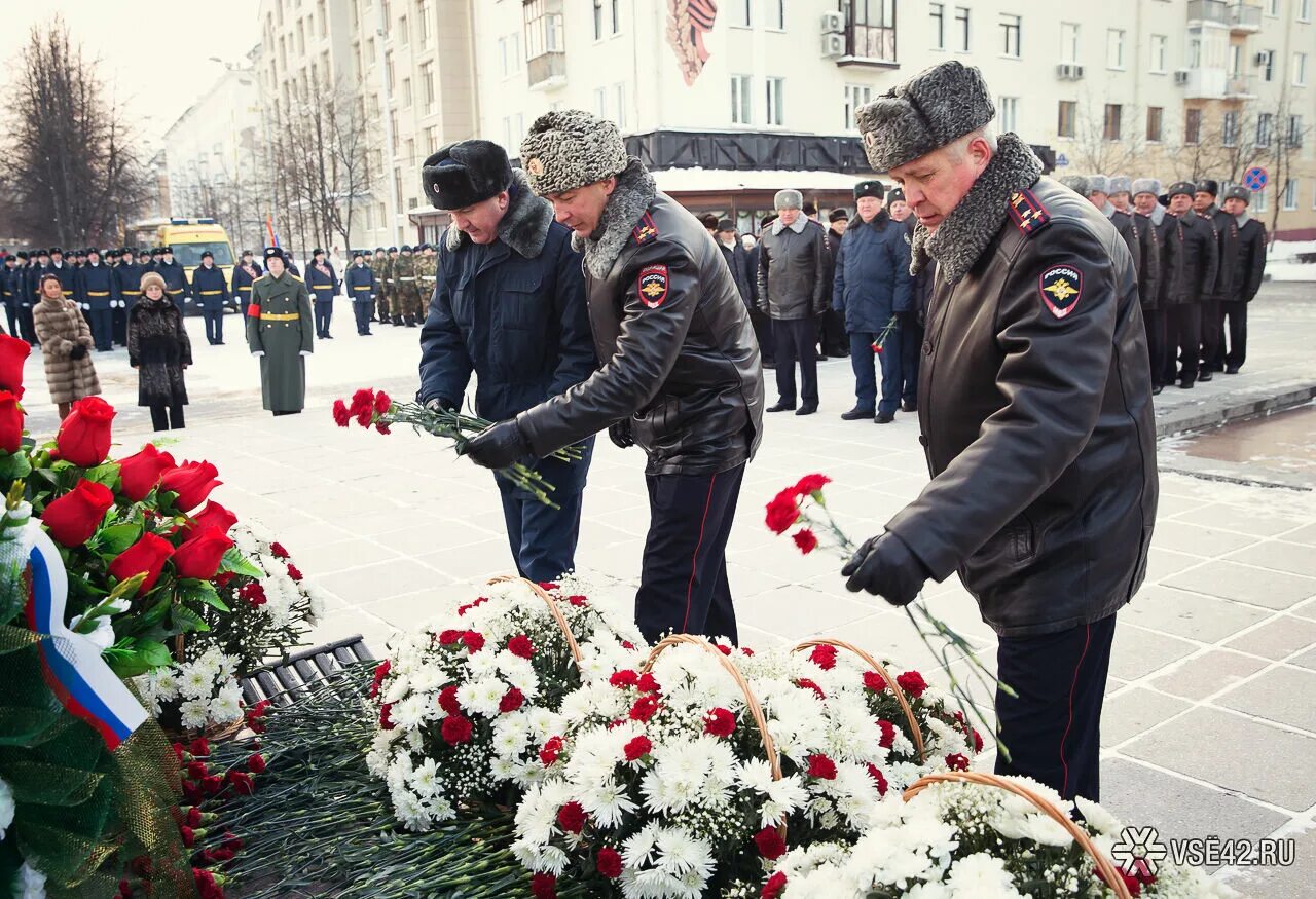 Новости день кемерово. Вечный огонь Кемерово. Памятник вечный огонь Кемерово. Кемерово набережная вечный огонь. Памятник неизвестному солдату Кемерово.