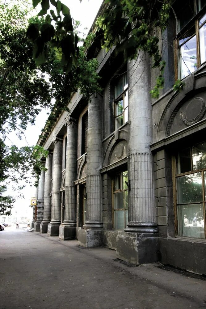 Здание администрации кирова. Ленина киров. Роддом на сухарной новосибирск. Роддом 1 владивосток. Роддом областной больницы в новосибирске.