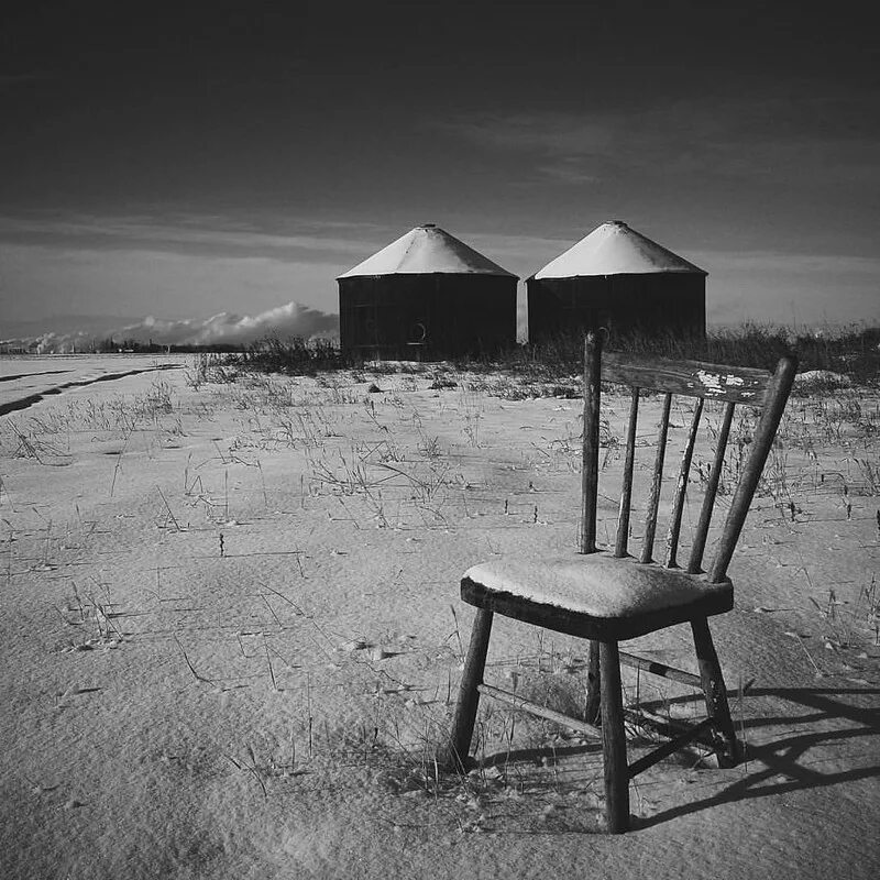 Бросает стул. Брошенные стулья в парке известный фотограф. Забытый. Позабытый брошенный