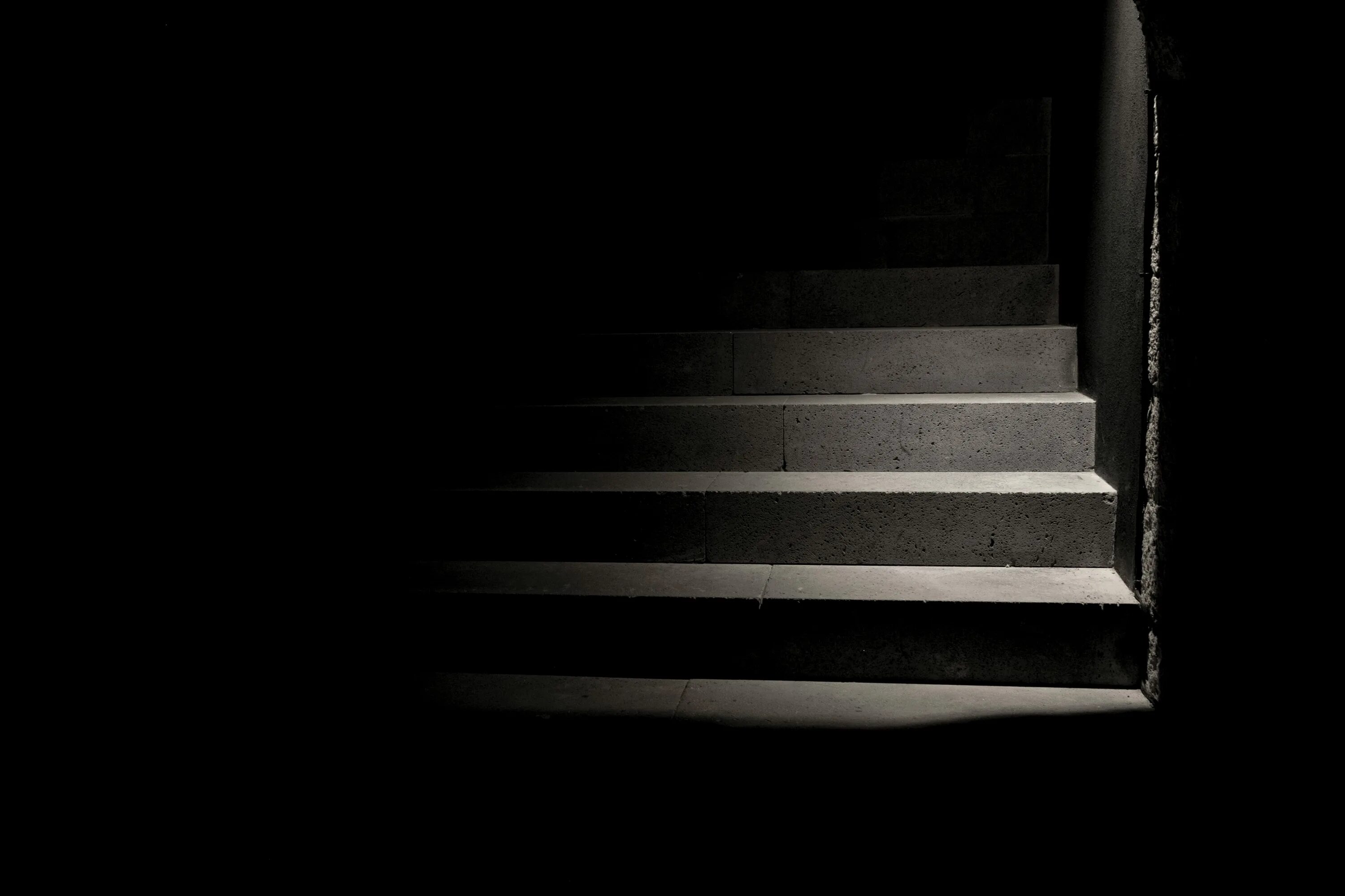 Темная лестница. Лестница вниз. Ступеньки в темноте. Лестница в темноту.
