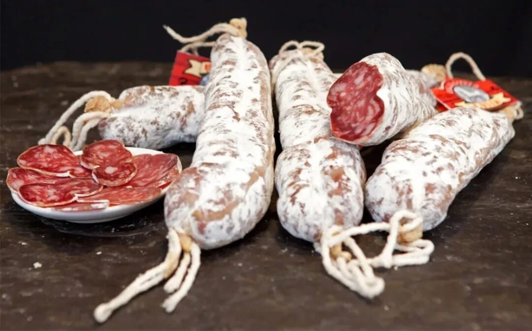 Сыровяленая колбаса белая. Колбаса сыровяленая фуэт экстра. Фуэт колбаса испания. Сыровяленая колбаса белая. Фуэт и сальчичон.