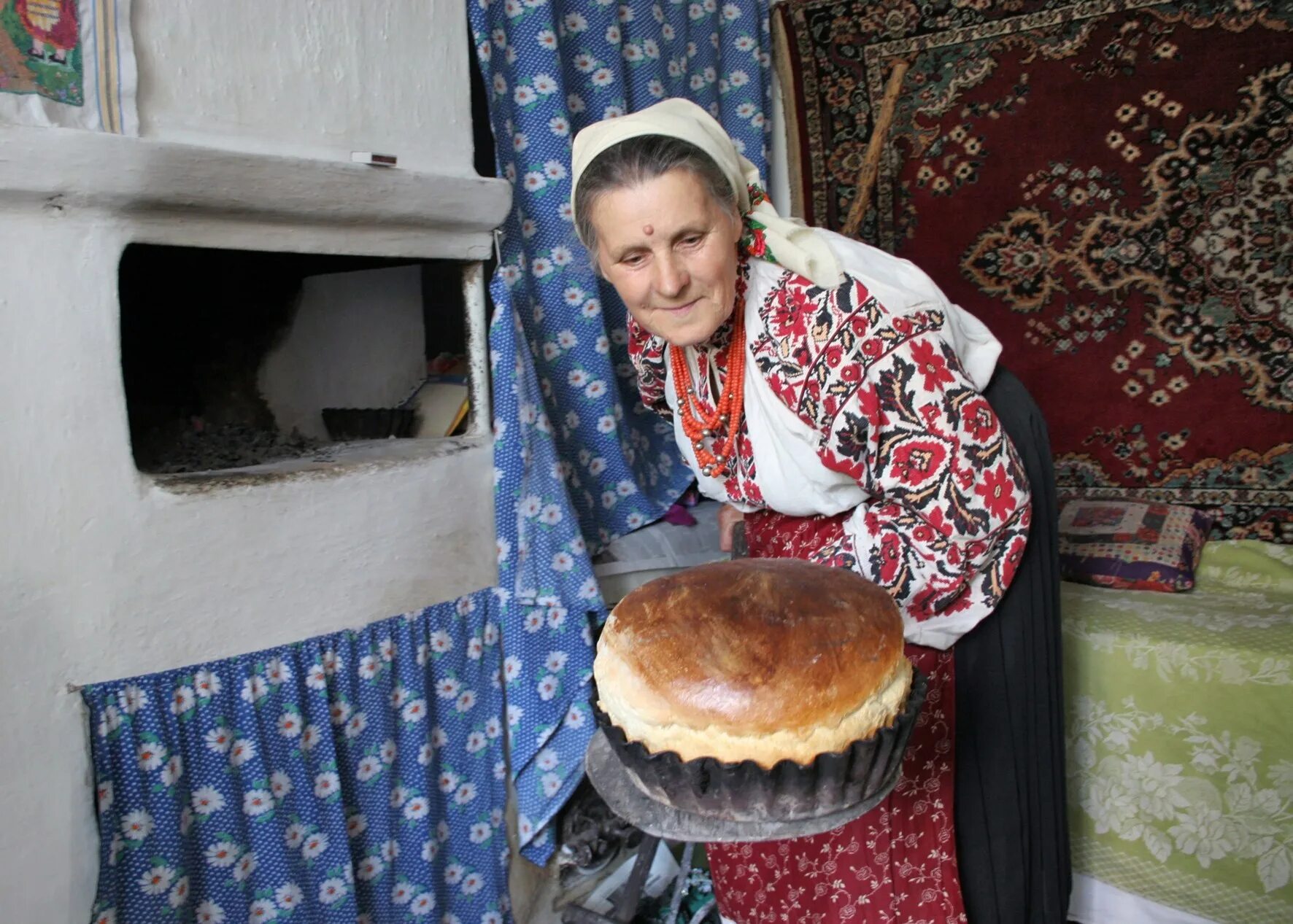 Женщина печет хлеб. Хлеб в деревне. Хлеб у бабушки в деревне. Деревенский хлеб из печи. Хлеб в русской печке.
