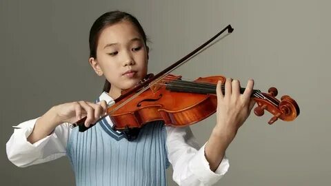 Playing the violin перевод на русский