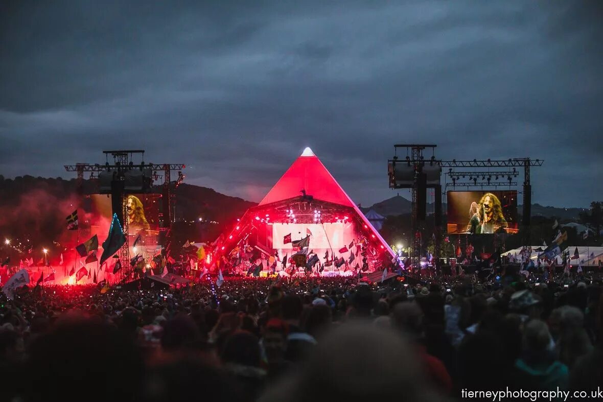 Pyramid stage glastonbury. Pyramid stage glastonbury. Фестиваль гластонбери великобритания. Glastonbury festival огэ английский ответы. Фестиваль glastonbury 2020.