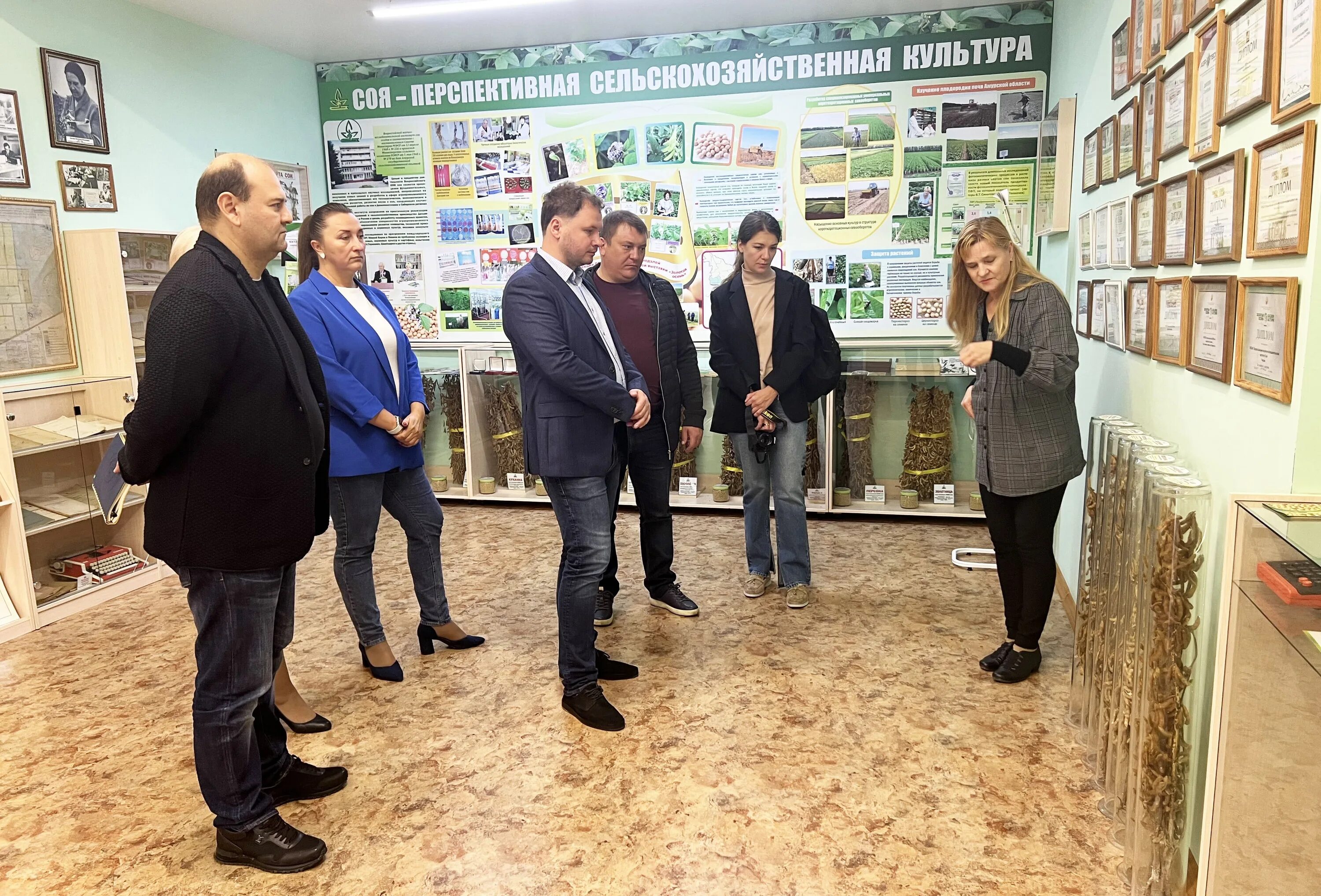 Здание внии сои. Институт сои благовещенск. Школьники республики алтай. Естественно-географический факультет выпуск биологи. Внии сои эмблема.