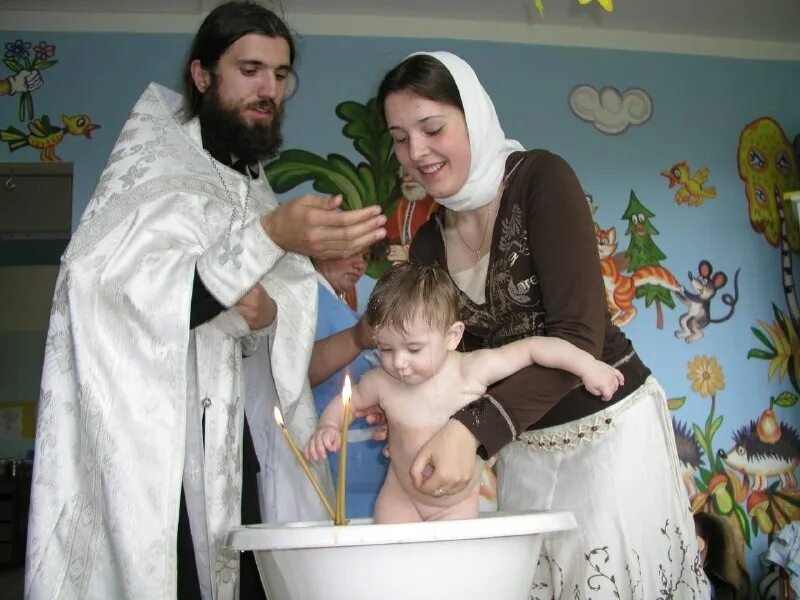 крещение ребенка. купель на крещение. с крещением малыша. крещение ребенка. крещение ребенка в храме.