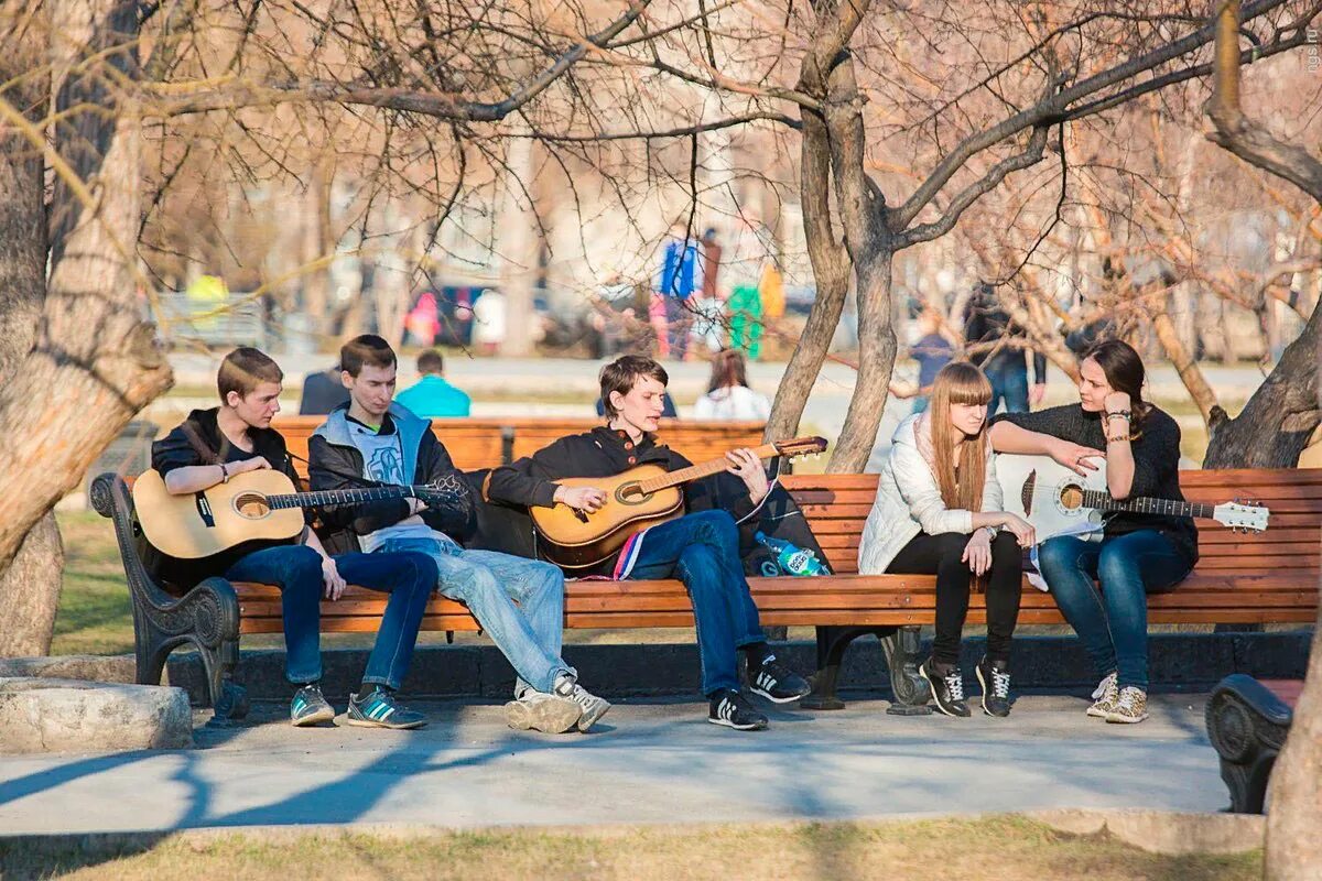 После школы сидим. Молодежь на скамейке. Молодежь в парке с гитарой. Подростки на скамейке в парке. Молодежь во дворе.