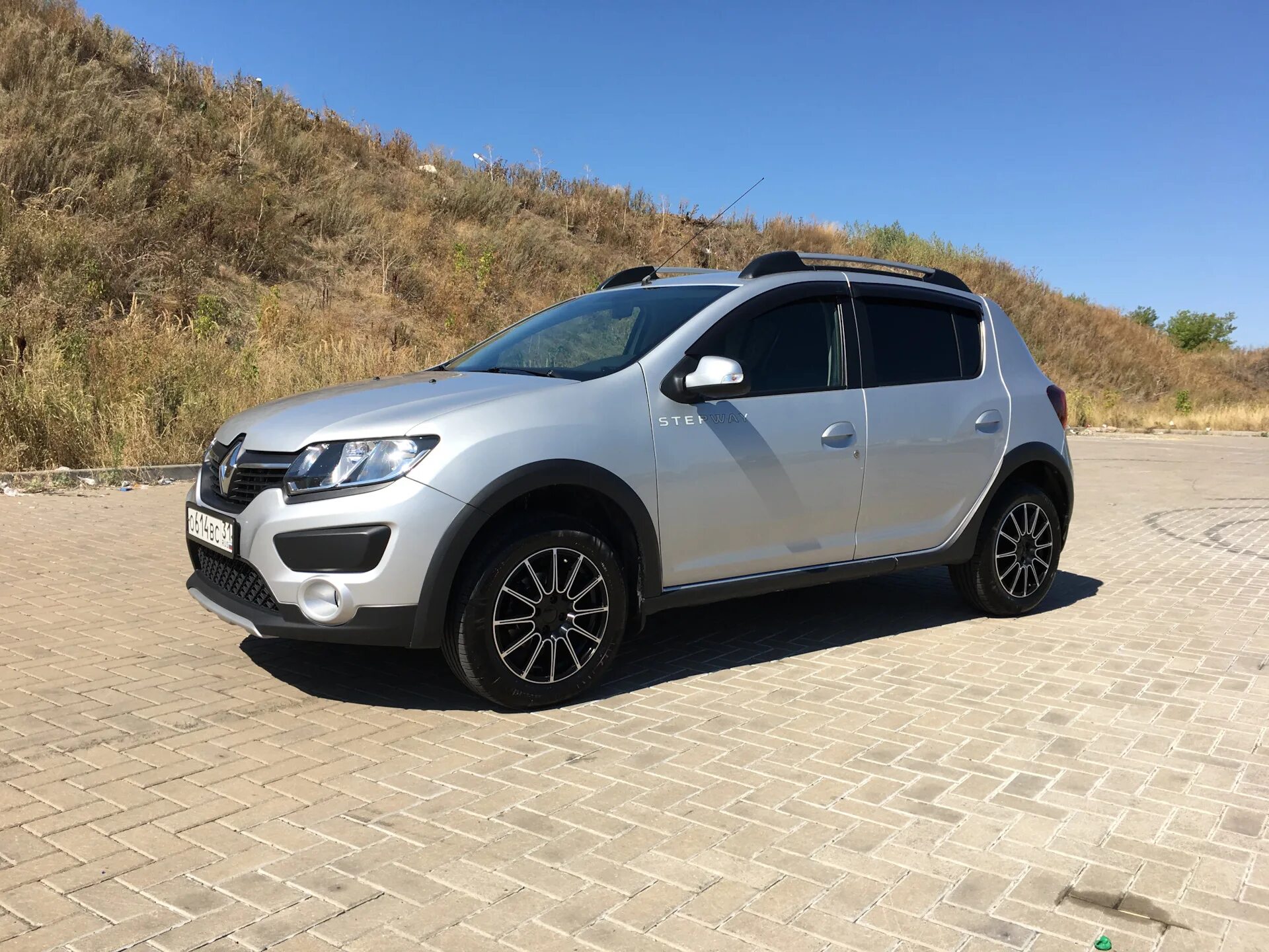 Диски рено сандеро степвей 16 радиус. Renault Sandero Stepway диски 16. Renault Sandero Stepway r16. Логан степвей 205 60 16. Рено Сандеро Stepway r16.