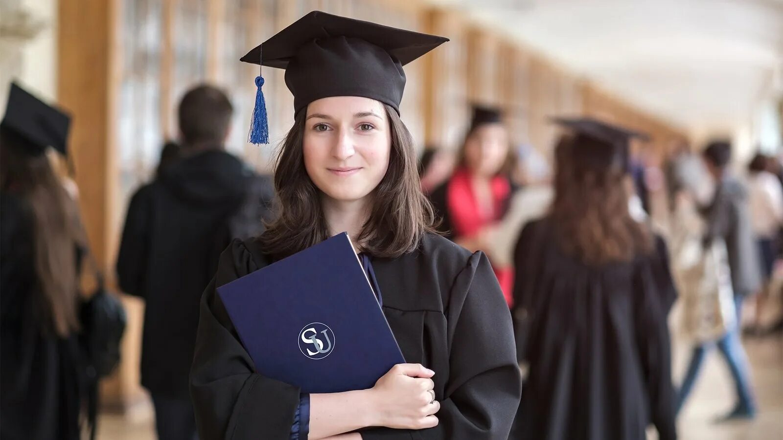 Undergraduate student. Высшее образование девушка. Женщина с высшим образованием. Девушка с красным дипломом.