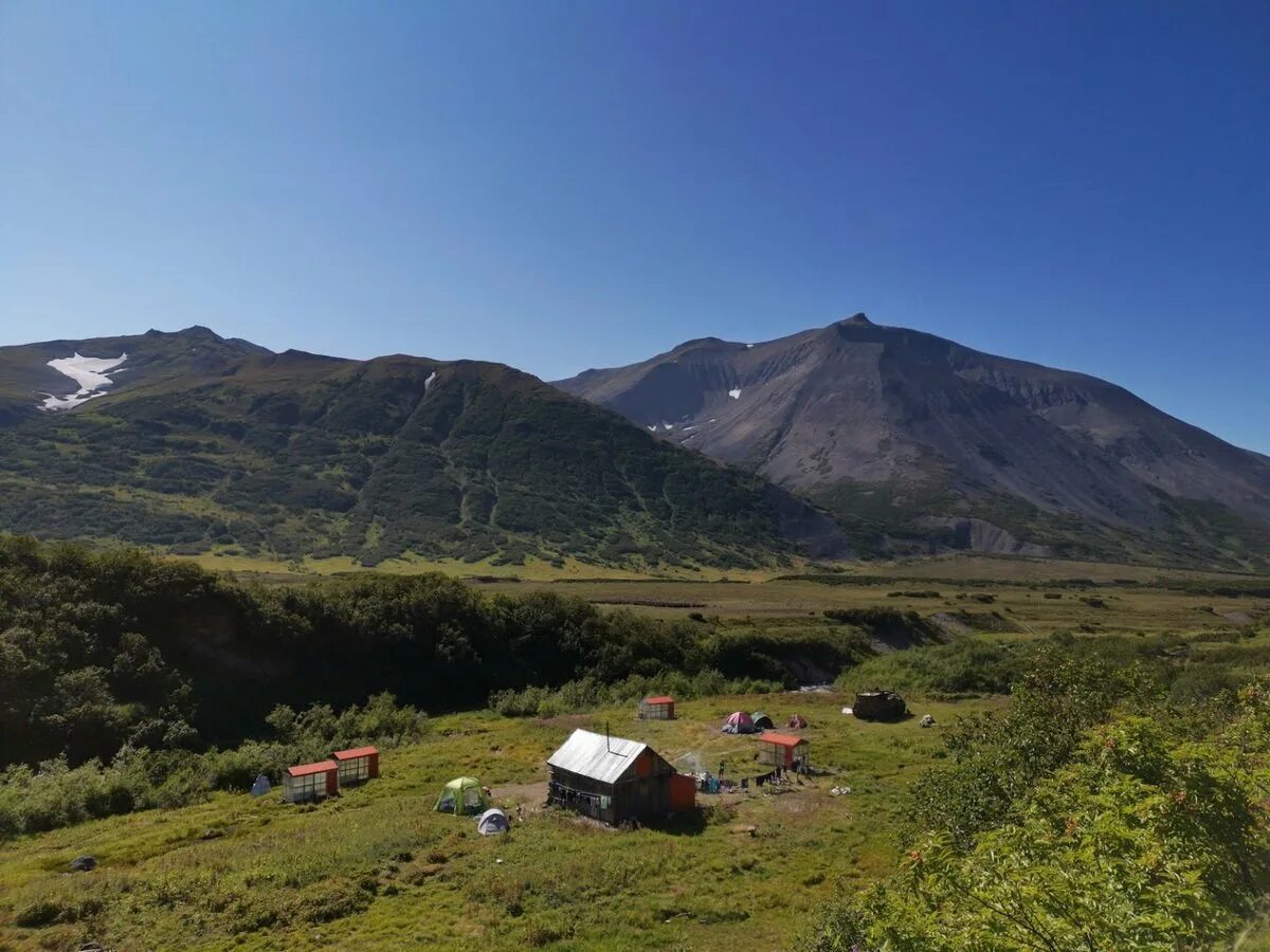 Бачин роза хутор. Избирательная кампания солодова камчатский край. Авачинский вулкан камчатка. Пляж малолагерная петропавловск-камчатский. Аэропорт ключи камчатский край.