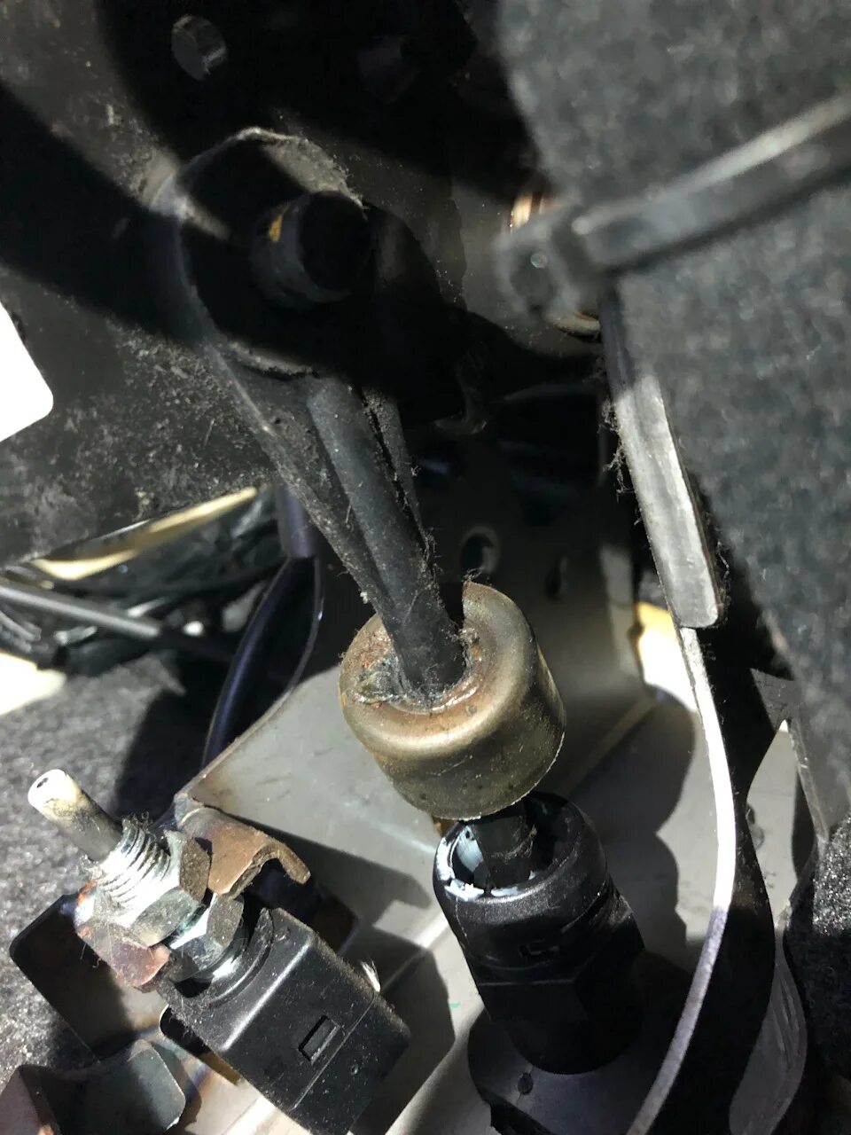 Шток педали сцепления рено меган 2. Шток главного цилиндра сцепления hyundai i40. Как снять шток сцепления. Как снять шток сцепления. Шток сцепления газель.