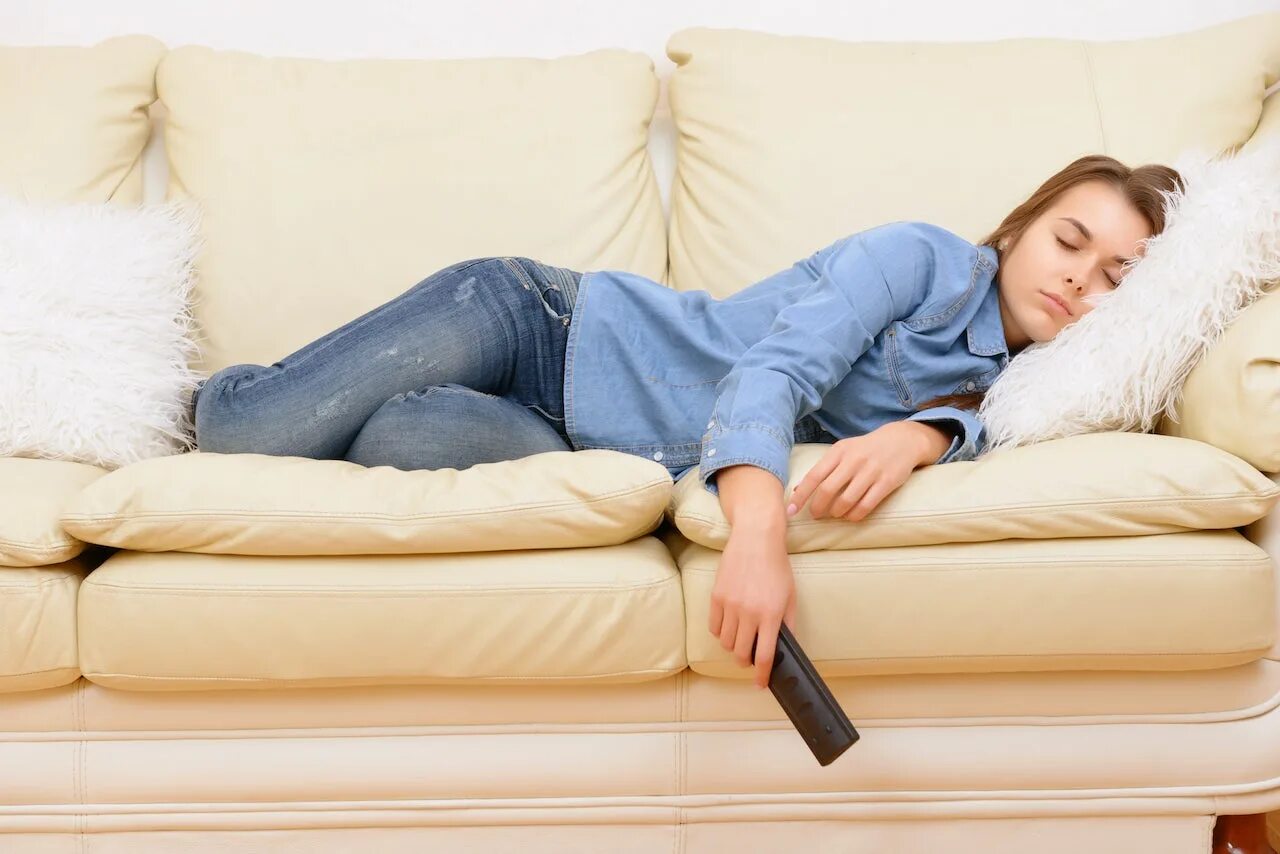 Прекрасная лень. Девушка леимтна диване. Девушка лежит на диване. Девушка подросток лежит на диване.