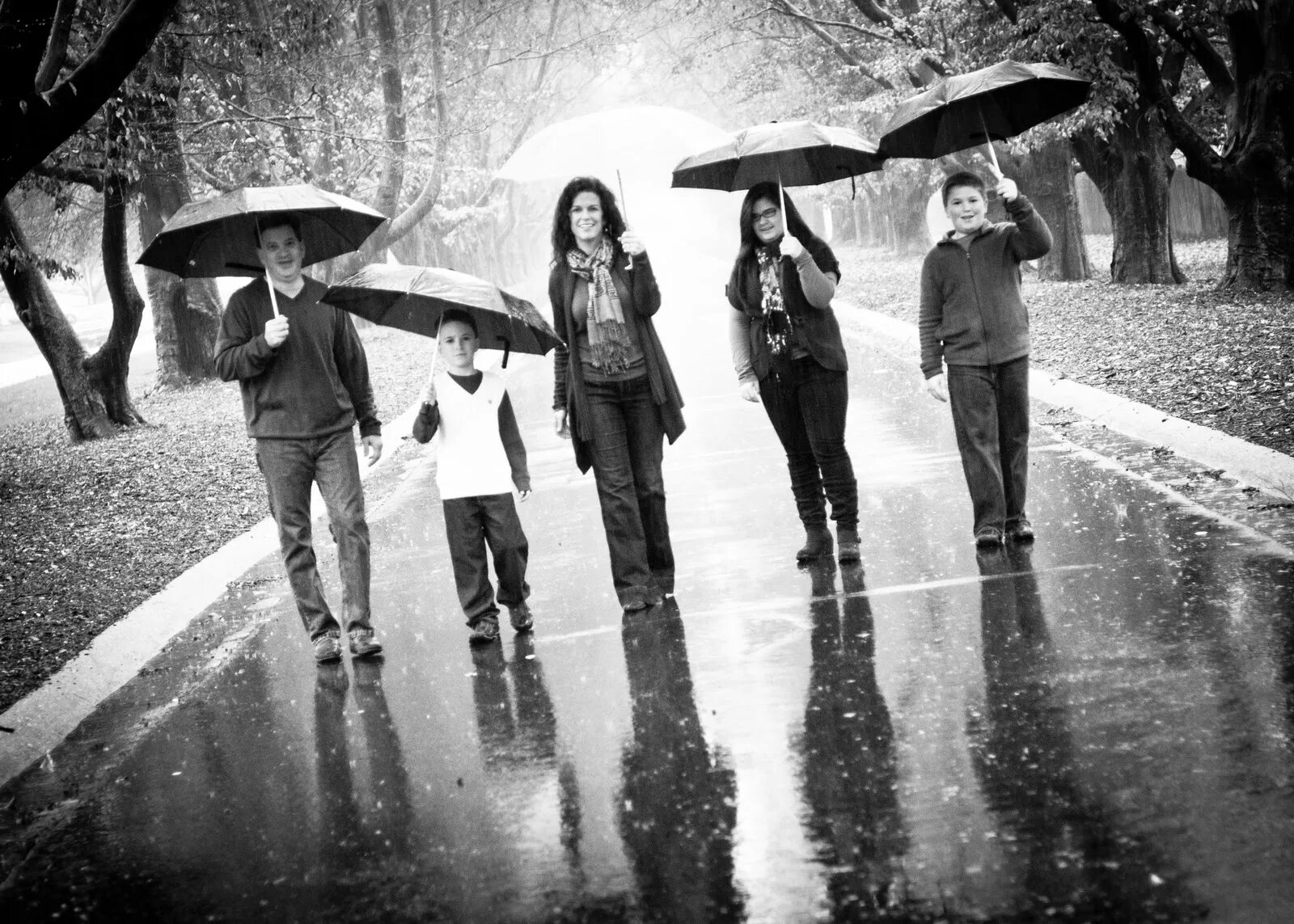 Семейная фотосессия в дождь. Семья под дождем. Семья на улице под дождем. Школьная фотосессия под дождём. Am walking in the rain