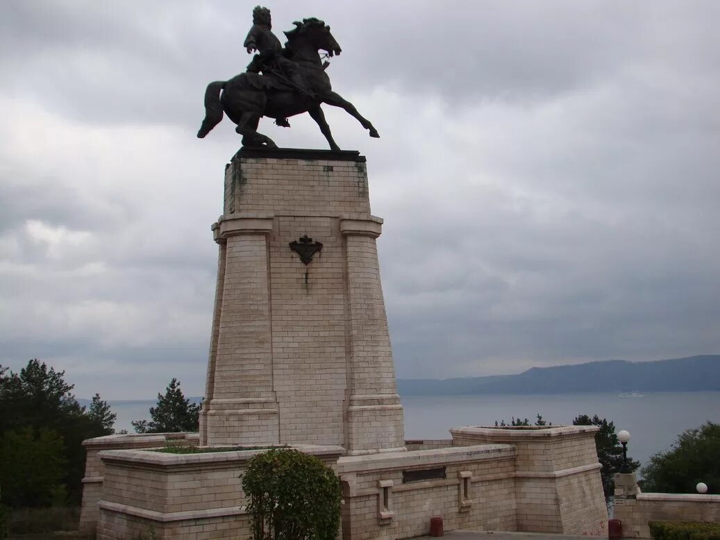 Татищев какой памятник. Памятник Татищева Тольятти. Памятник Василию Татищеву в Тольятти. Тольятти достопримечательности Татищев.