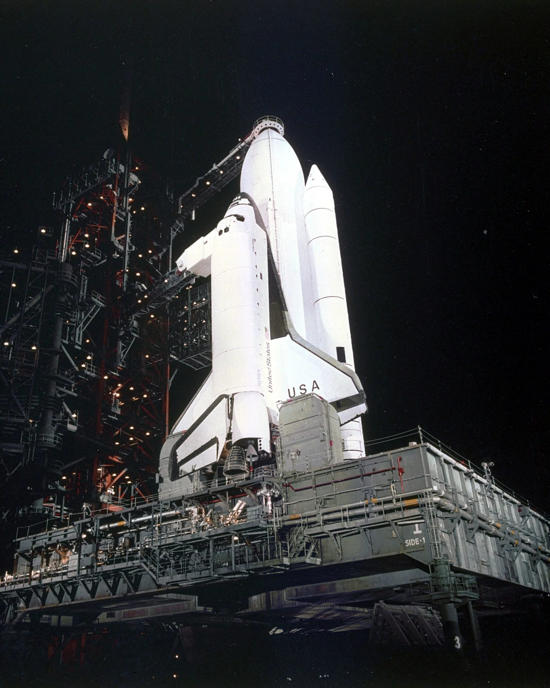 Первый космический челнок. Спэйс шаттл «Колумбия» 1981. Спейс шаттл Колумбия 1981. Шаттл Колумбия STS-1 1981. Спейс шаттл космический корабль.